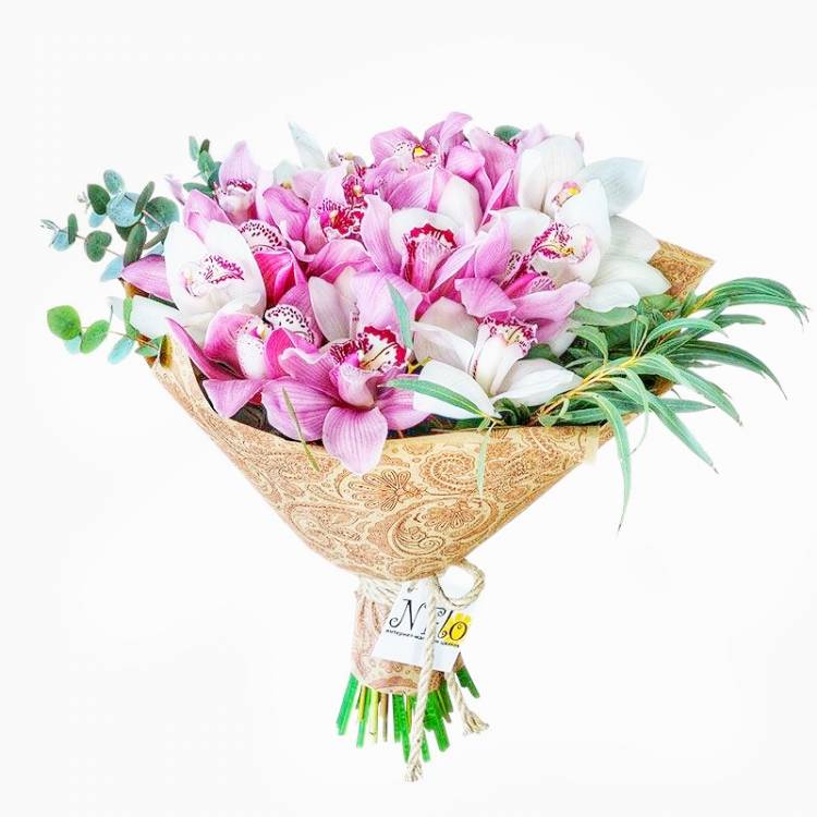 Букет из орхидей и эвкалипта Букет из орхидей и эвкалипта